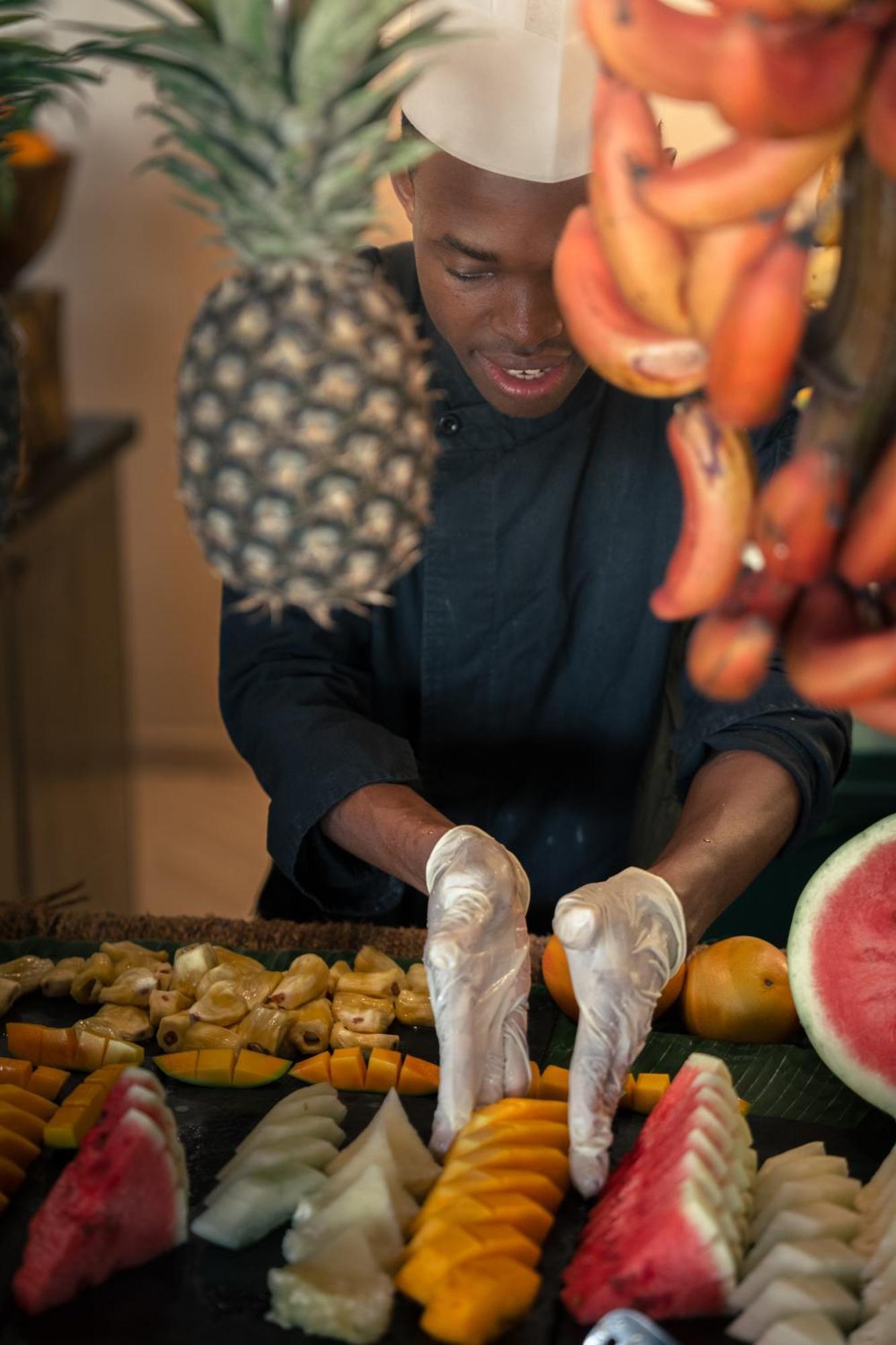 Hotel The Mora Zanzibar Matemwe  Esterno foto A chef preparing fruit